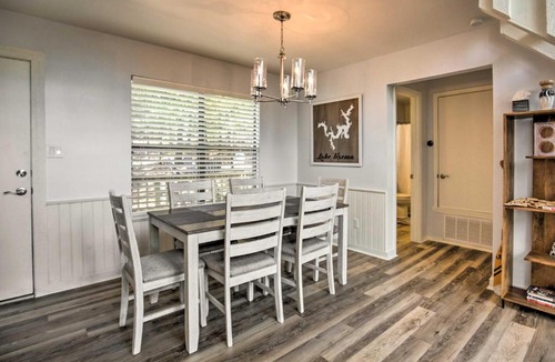 Pottsboro House | Pottsboro Cabin with Deck - 1 Mile to Lake Texoma!