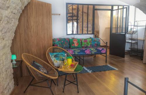 Poussan Apartment | Pour les amoureux des vieilles pierres