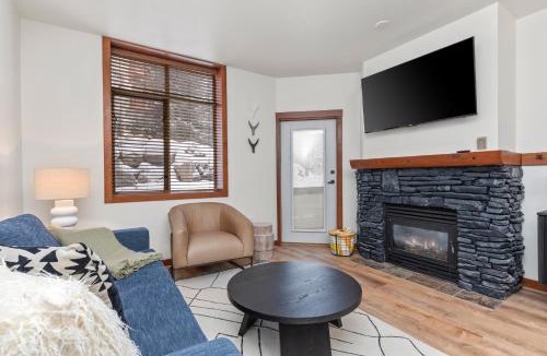 Salt Lake Mountain Resorts Apartment | Powderhorn Lodge 102: Sego Lily Suite