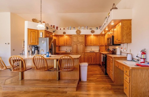 Powell House | Powell Farmstead Retreat- Dog Friendly, Comfortable Family Retreat