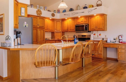 Powell House | Powell Farmstead Retreat- Dog Friendly, Comfortable Family Retreat