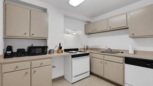 Downtown Harrisburg Apartment | PP 1009 Beautiful Corporate 2br Apt, Pool