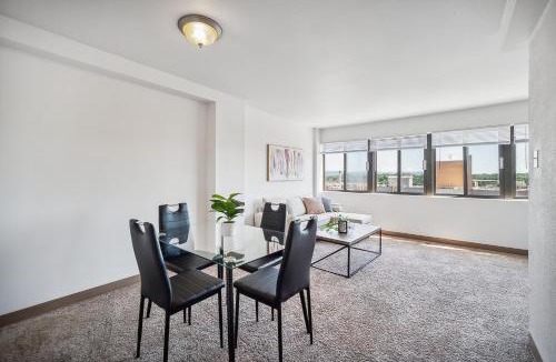 Downtown Harrisburg Apartment | PP 1111 Modern Corporate 1br, pool, Gym