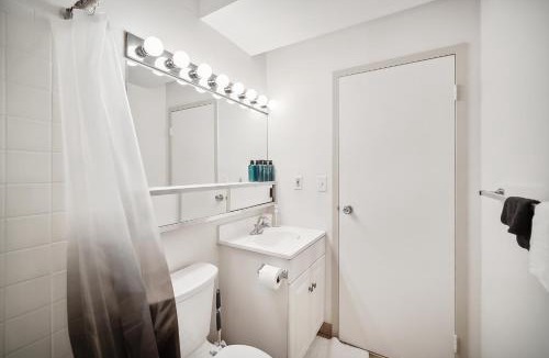 Downtown Harrisburg Apartment | PP 1111 Modern Corporate 1br, pool, Gym