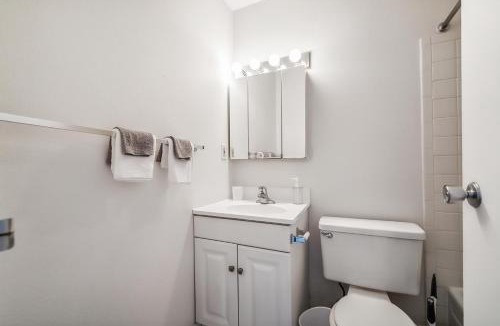 Downtown Harrisburg Apartment | PP 1301 Modern Corporate 2br, pool, Gym