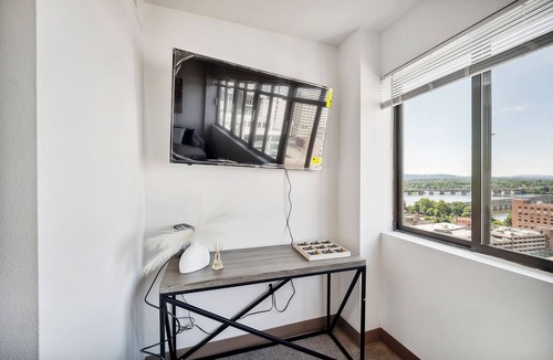 Downtown Harrisburg Apartment | PP 1802 Modern Corporate 2br, pool, Gym