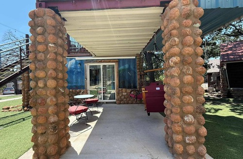 Medicine Park House | PPI Native American Theme suite-Slps 4 w/Gazebo