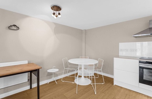 Churchill Apartment | Practical 2-Bed Flat with Outdoor Space