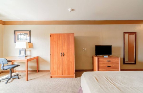 Beeville Hotel | Practical Guest Room w/King Bed Near Regional Routes & Incredible Pricing
