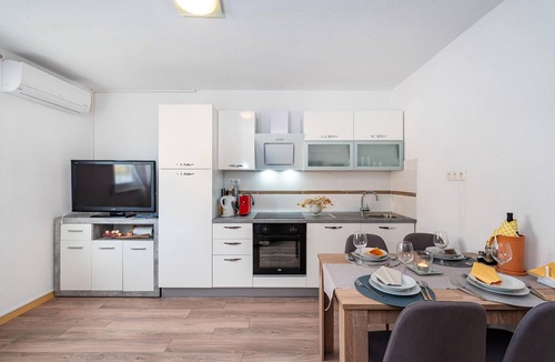 Policnik Apartment | Practical holiday apartment with large communal garden.