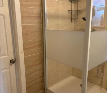 Coventry Apartment | Practical onsite Cosy Studio with Shared Entrance