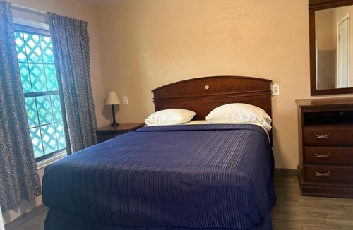 Flour Bluff Hotel | Practical Stay Near Padre Island National Seashore | Easy Road Access & Parking