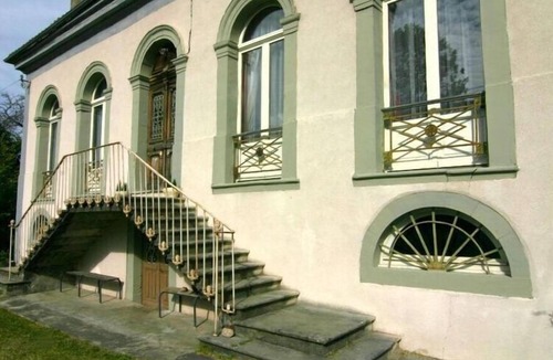 Loures-Barousse House | Pradia's Modern Retreat