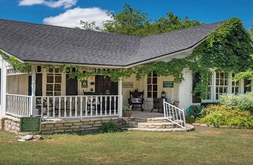 Glen Rose House | Prairie House. River Cabin. Sleeps 8