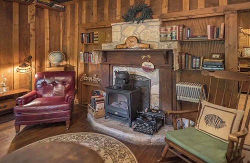 Glen Rose House | Prairie House. River Cabin. Sleeps 8