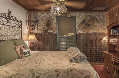 Glen Rose House | Prairie House. River Cabin. Sleeps 8