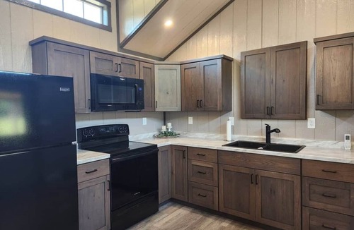 Sullivan House | Prairieview Cabin - with Hot Tub