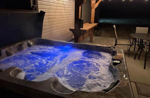 Sullivan House | Prairieview Cottage Retreat - Hot Tub Sunsets