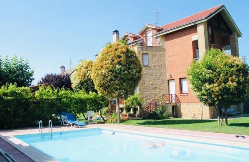 Haro House | Preciosa casa independiente con piscina cubierta y gran jardín privados
