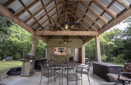 Breaux Bridge House | Precious Past Rental (1st Floor) on Private Pond at Country Charm B&B