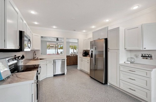 Saint Armands Key House | Precise Realty presents St. Armands Pool Retreat