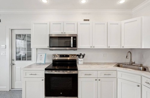 Saint Armands Key House | Precise Realty presents St. Armands Pool Retreat