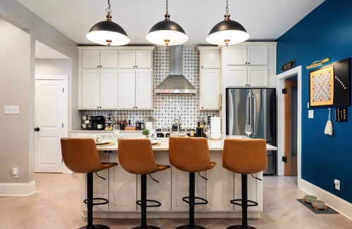 Fountain Square House | Pregame Palace | Hot Tub HGTV Garage Parking Pets