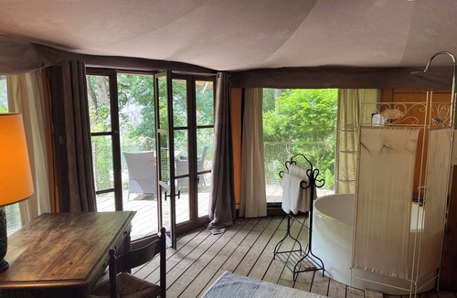 Vallon-Pont-d'Arc Hotel | Prehistoric Lodge