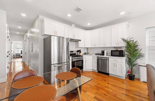 Greenville Condo | Premier 3BR-5BD-2.5Bath Retreat with NYC Access