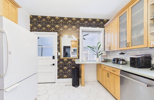 Lakeview Apartment | Premier 3BR Art Deco retreat with garage.