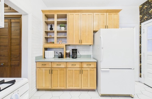 Lakeview Apartment | Premier 3BR Art Deco retreat with garage.