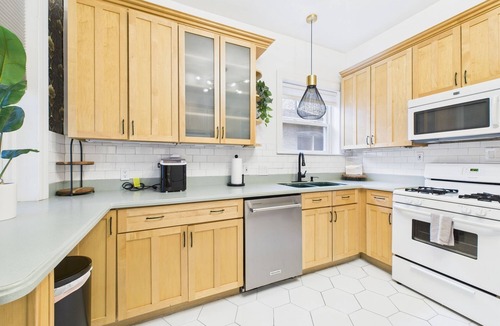 Lakeview Apartment | Premier 3BR Art Deco retreat with garage.