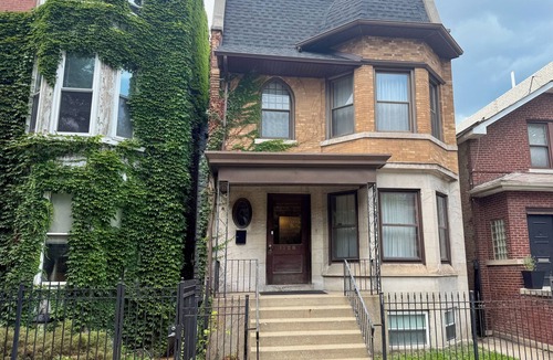 Lakeview Apartment | Premier 3BR Art Deco retreat with garage.