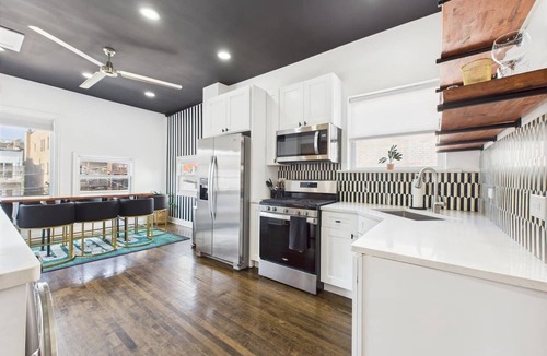Wrigleyville Apartment | Premier 4BR Art Deco suite with garage.