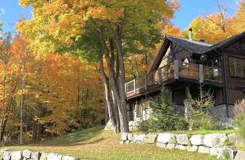 Saint-Faustin-Lac-Carre Ski Chalet | Premier Host ⭐️ fall staycation private hot tub overlooking the golf course 🍁🍂🏡🌈