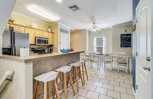 Corpus Christi House | ⭐ PREMIER HOSTED PADRE POOLSIDE PARADISE - 3 mins to BEACH and GREAT DINING!