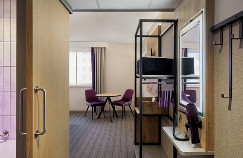 Cribbs Causeway Hotel | Premier Inn Bristol Parkway - M32