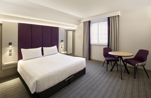 Epsom Hotel | Premier Inn Epsom Central