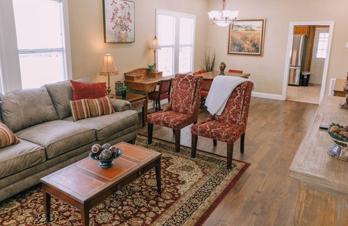 Downtown Cottage | “Premier Maison”- A Charming 2 bedroom cottage