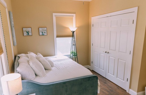 Downtown Cottage | “Premier Maison”- A Charming 2 bedroom cottage