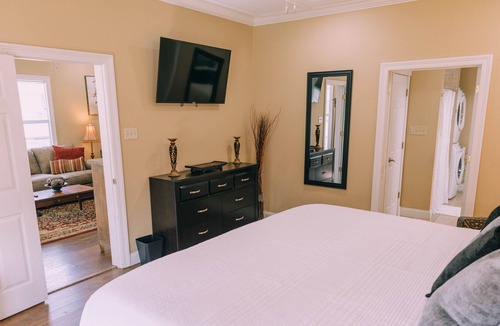 Downtown Cottage | “Premier Maison”- A Charming 2 bedroom cottage