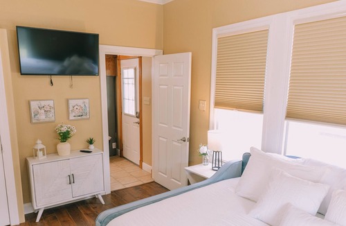 Downtown Cottage | “Premier Maison”- A Charming 2 bedroom cottage