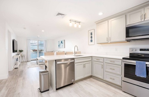 Plymouth Cultural District Apartment | Premier Ocean View Corner Condo (850S.F.)