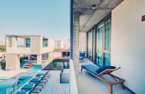 South River City Hotel | Premier Poolside Suite on South Congress Avenue