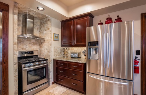 Mariposa House | Premier Town Villa in the Yosemite Area with Hot tub, Patios and Sport Court