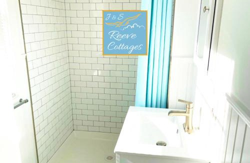 Aquebogue House | Premier Waterfront Cottage 3