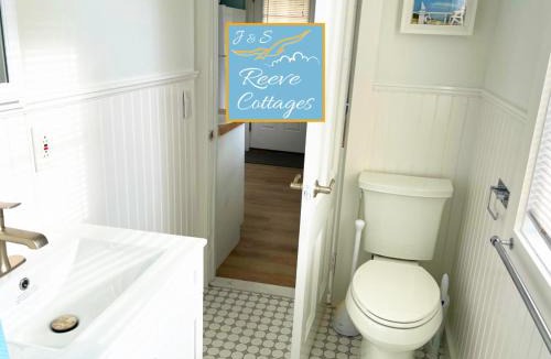 Aquebogue House | Premier Waterfront Cottage 3