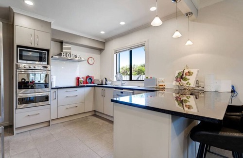 Orewa House | Premium Orewa Beachside Escape | Backyard & BBQ