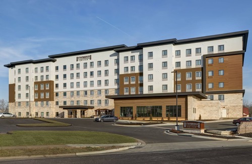Overland Park Apartment | Premium 1BR King Suite w/Sofa Bed in KS
