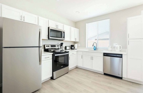 Glendale Apartment | Premium 3Bed/2BR/2Bath/70" Smart TV/2Bath